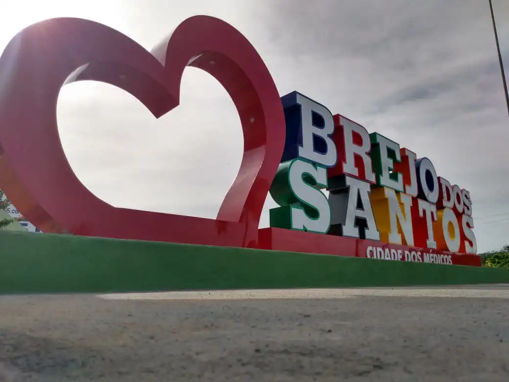 Prefeitura inaugura letreiro turístico com nome de Brejo dos Santos