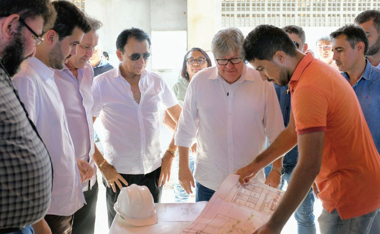 João Azevêdo entrega cisternas, ônibus escolar inspeciona obras na região de Catolé